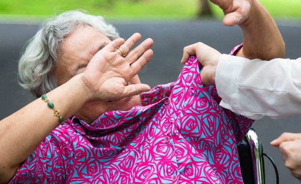 Uciekła przed synem do sąsiadów. Jest finał dramatu 85-latki z Kęt