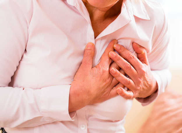 Ucisk w klatce piersiowej, arytmia, zasłabniecia. To tylko kilka objawów choroby serca /123RF/PICSEL