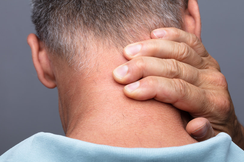 Ucisk w obrębie kręgosłupa szyjnego powoduje ból głowy, szyi, mrowienia i drętwienia rąk /123RF/PICSEL