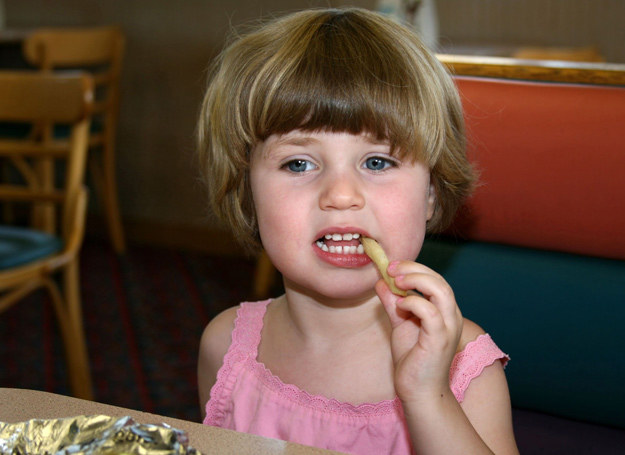 Ucz dziecko zdrowych nawyków żywieniowych, na frytki pozwalaj czasami. /123RF/PICSEL