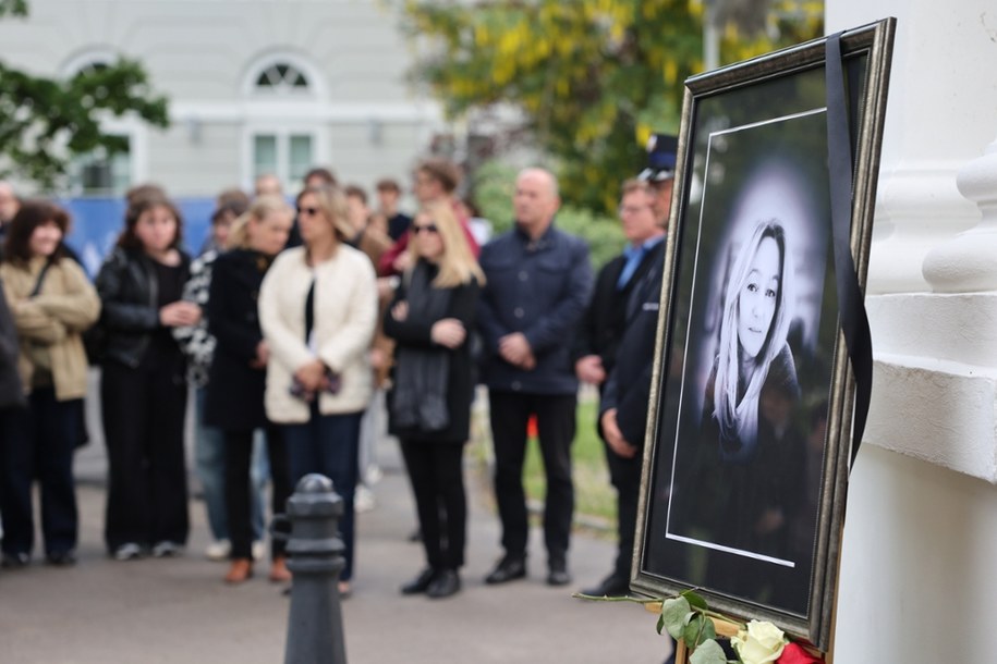 Uczczenie minutą ciszy na terenie Kampusu Głównego UW w Warszawie 53-letniej zamordowanej kobiety /Szymon Pulcyn /PAP