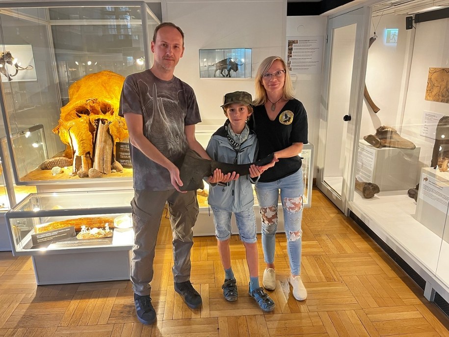 Uczeń 5. klasy szkoły w Zambrowie Marcel Wroński znalazł w wodzie czaszkę wymarłego żubra stepowego. /Muzeum Ziemi w Warszawie /