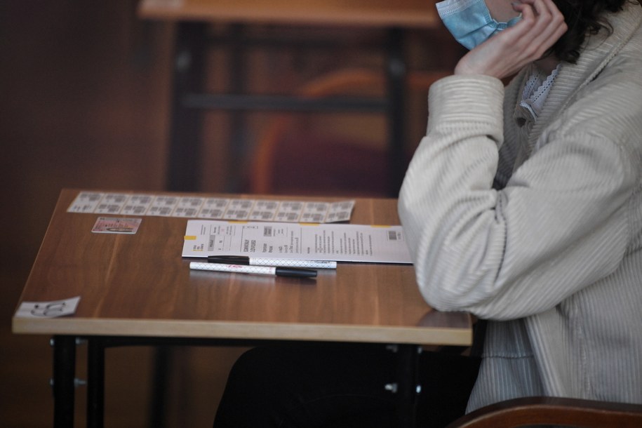 Uczennica podczas egzaminu maturalnego w II Liceum Ogólnokształcącym przy ul. Ks. Jałowego w Rzeszowie /Darek Delmanowicz /PAP