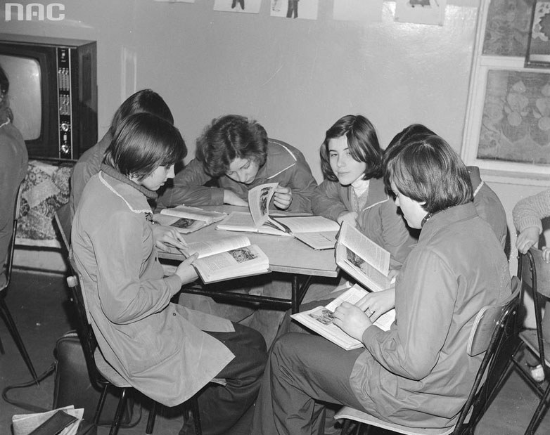 Uczennice czytają książki w świetlicy. W tle telewizor Rubin 714p /Z archiwum Narodowego Archiwum Cyfrowego