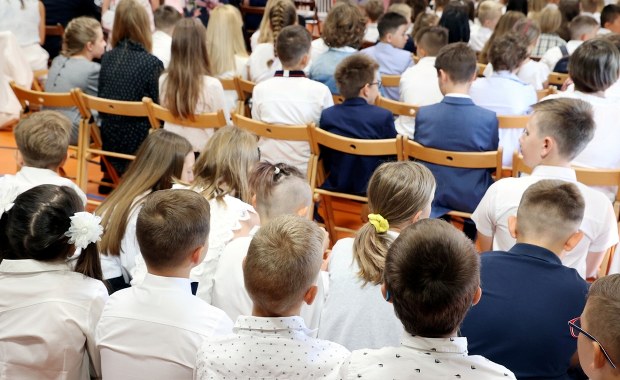 Uczennice śpiewały o piciu alkoholu. Dyrekcja przeprasza, nauczycielki zwolnione