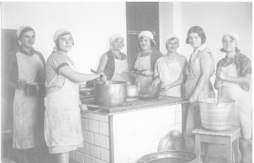 Uczennice szkoły w Nałęczowie uczyły się, m.in. gotowania czy przygotowywania przetworów /Ze zbiorów Biblioteki Publicznej w Nałęczowie /materiały prasowe
