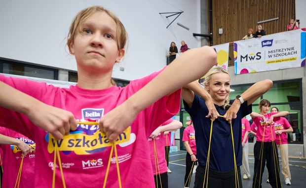 Uczennice z Krakowa ćwiczyły z mistrzyniami sportu. To zachęta do chodzenia na wf