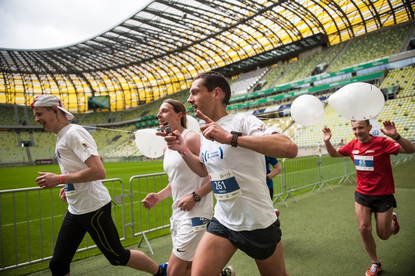 Uczestnicy 1. PZU Gdańsk Maratonu biegli m.in. przez stadion PGE Arena /Informacja prasowa