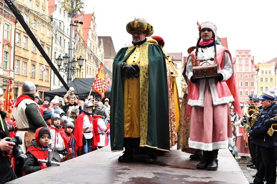 Uczestnicy 10. edycji Orszaku Trzech Króli, który przeszedł 6 stycznia 2020 roku ulicami Wrocławia / 	Maciej Kulczyński    /PAP