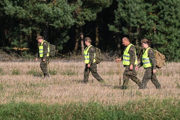 Uczestnicy akcji poszukiwawczej niezidentyfikowanego obiektu powietrznego w okolicach miejscowości Wojciechówka, 26 sierpnia. /Wojtek Jargiło /PAP