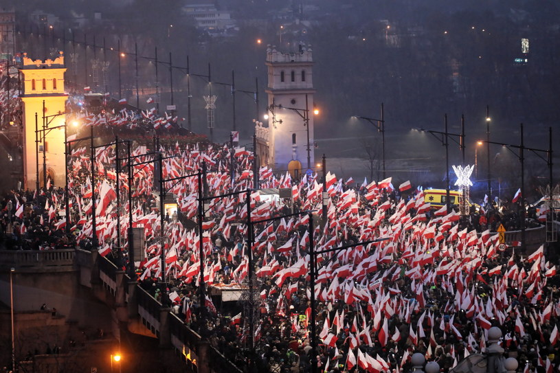 Uczestnicy Biało-Czerwonego Marszu "Dla Ciebie Polsko" przechodzą przez Most Poniatowskiego w Warszawie /Paweł Supernak /PAP