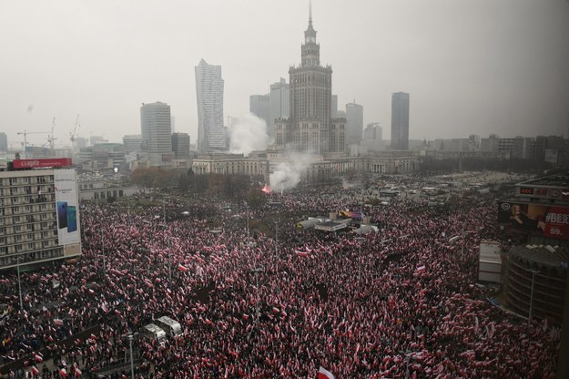 Uczestnicy Biało-Czerwonego Marszu "Dla Ciebie Polsko" zbierają się na rondzie Dmowskiego w Warszawie /Radek Pietruszka /PAP