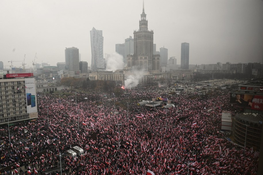 Uczestnicy Biało-Czerwonego Marszu "Dla Ciebie Polsko" zbierają się na rondzie Dmowskiego w Warszawie /Radek Pietruszka /PAP