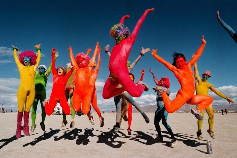 Uczestnicy Burning Man - ubrani tylko w... kolorowe farby /Getty Images/Flash Press Media