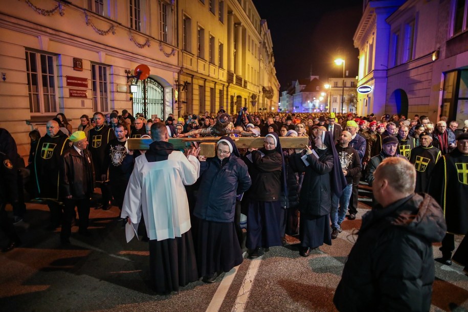 Uczestnicy Centralnej Drogi Krzyżowej w Warszawie /Albert Zawada /PAP