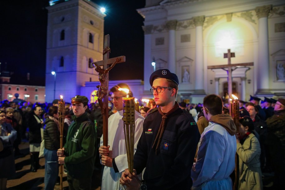 Uczestnicy Centralnej Drogi Krzyżowej w Warszawie /Albert Zawada /PAP