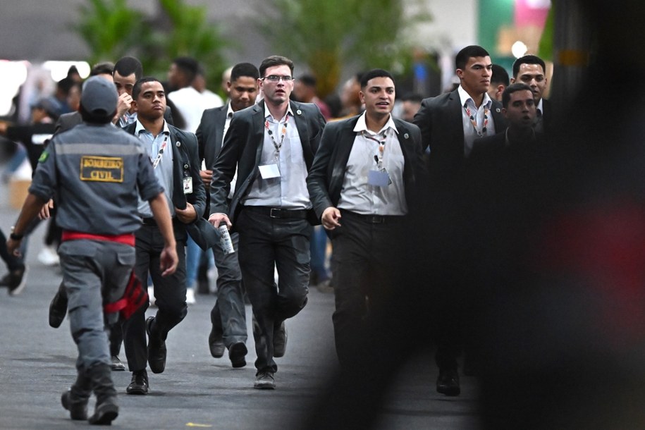 Uczestnicy COP30 ewakuują się z budynku. /PAP/EPA