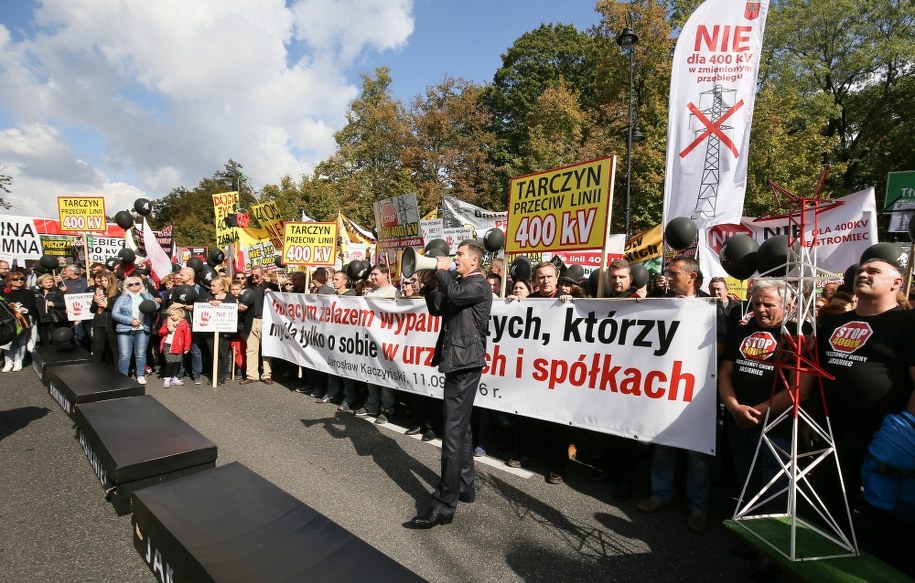 Uczestnicy Czarnego Marszu, przeciwko linii 400 kV Kozienice-Ołtarzew /Paweł Supernak  /PAP