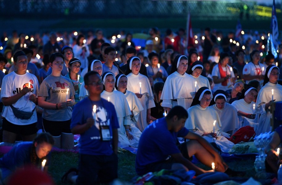 Uczestnicy Czuwania Modlitewnego w Brzegach /Maciej Kulczyński /PAP