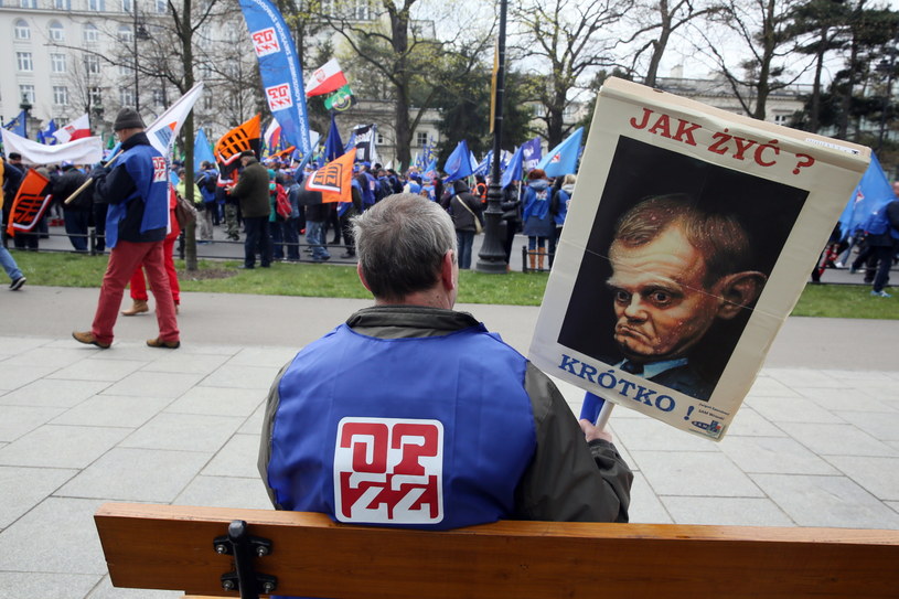 Uczestnicy demonstracji organizowanej przez Ogólnopolskie Porozumienie Związków Zawodowych /Tomasz Gzell /PAP