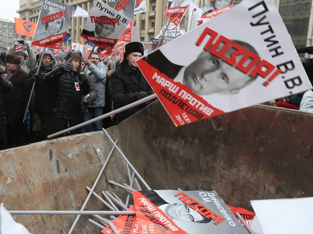 Uczestnicy demonstracji protestują przeciwko tzw. ustawie Heroda /Sergei Ilnitsky /PAP/EPA