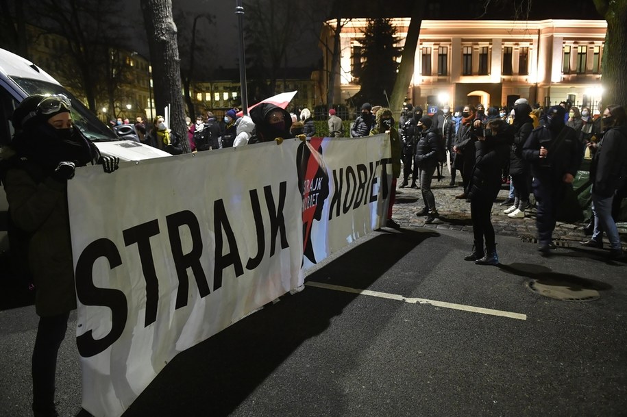 Uczestnicy demonstracji przeciwko zaostrzeniu prawa aborcyjnego /Radek  Pietruszka /PAP