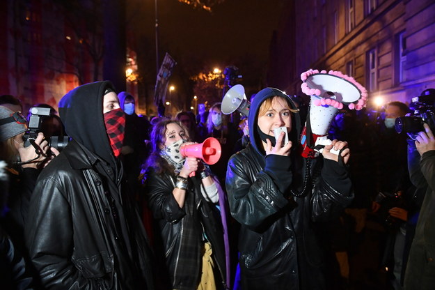 Uczestnicy demonstracji przed bramą wjazdową Ministerstwa Edukacji Narodowej w Warszawie / 	Radek Pietruszka   /PAP