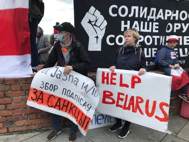 Uczestnicy demonstracji przyszli z transparentami w języku białoruskim, angielskim i polskim /Mariusz PIekarski /RMF FM