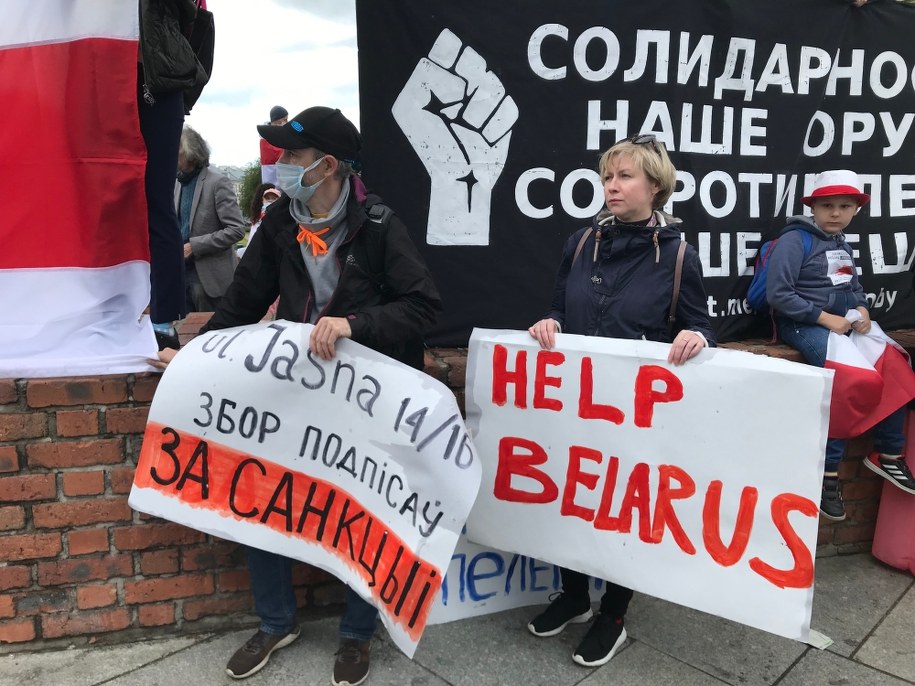 Uczestnicy demonstracji przyszli z transparentami w języku białoruskim, angielskim i polskim /Mariusz PIekarski /RMF FM