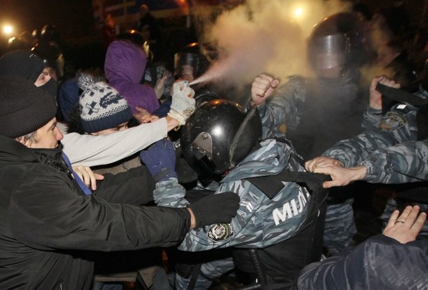 Uczestnicy demonstracji rzucali w milicjantów drobnymi przedmiotami i zrywali im z głowy kaski. /SERGEY DOLZHENKO /PAP