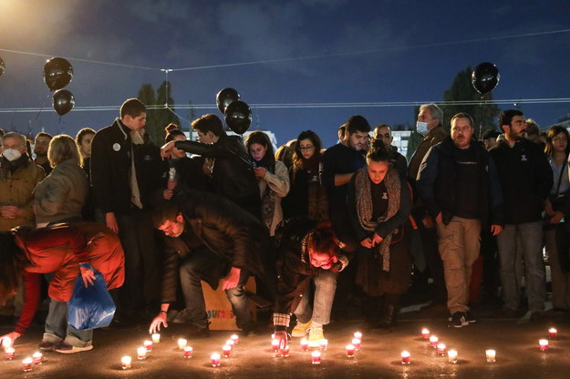 Uczestnicy demonstracji w Atenach ze świecami upamiętniającymi ofiary katastrofy /George Vitsaras /PAP/EPA