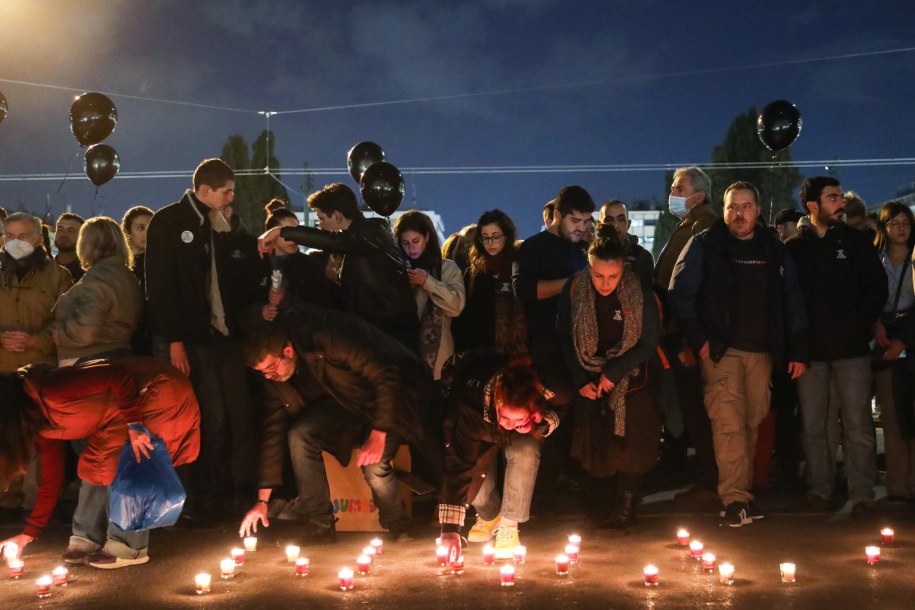 Uczestnicy demonstracji w Atenach ze świecami upamiętniającymi ofiary katastrofy /George Vitsaras /PAP/EPA