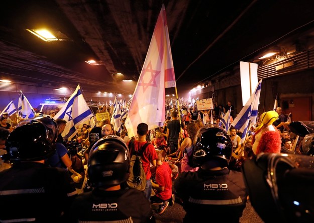 Uczestnicy demonstracji w Tel Awiwie /ATEF SAFADI  /PAP/EPA