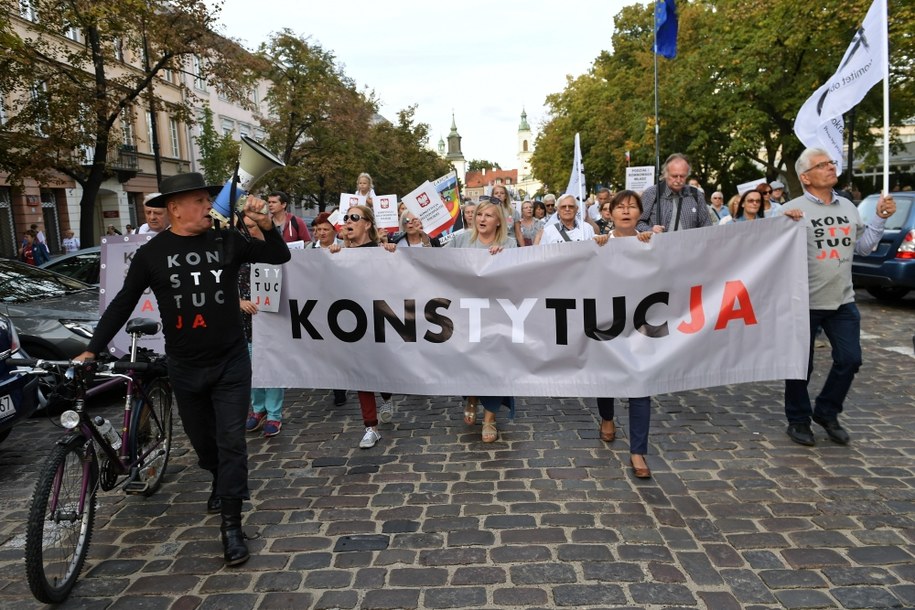 Uczestnicy demonstracji zorganizowanej przez Komitet Obrony Demokracji /Marcin Obara /PAP