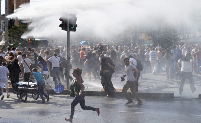 Uczestnicy demonstracji zostali rozpędzeni przez policję /PAP/EPA/TOLGA BOZOGLU /PAP/EPA