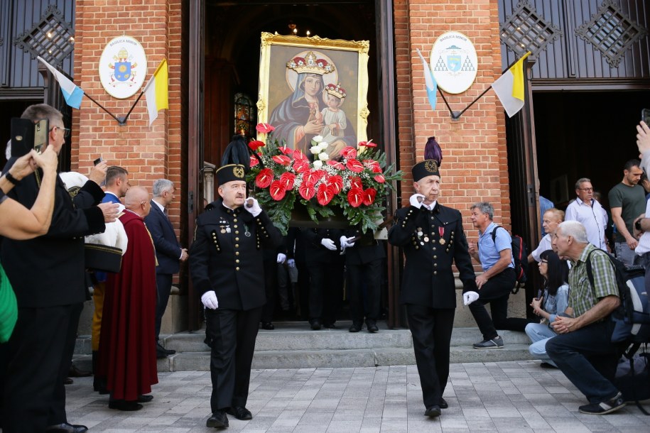Uczestnicy dorocznej pielgrzymki mężczyzn i młodzieńców do sanktuarium w Piekarach Śląskich /Jarek Praszkiewicz /PAP