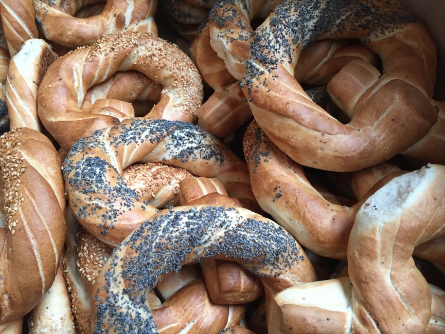 Uczestnicy dyktanda zostali poczęstowani takimi obwarzankami - w kształcie litery "ó" /Monika Kamińska /RMF FM