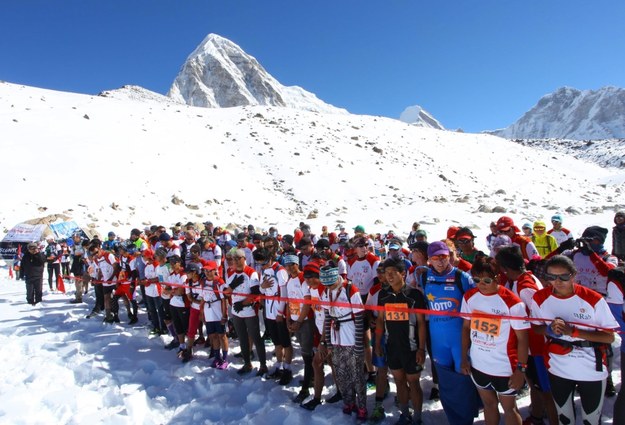 Uczestnicy ekstremalnego maratonu /HIMEX NEPAL  /PAP/EPA
