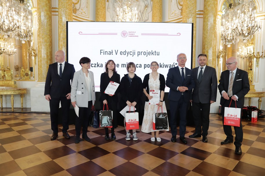 Uczestnicy finału V edycji projektu edukacyjnego "Łączka i inne miejsca poszukiwań" /Albert Zawada /PAP