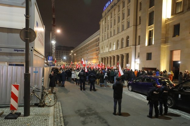 Uczestnicy grudniowej manifestacji przed siedzibą TAI /Paweł Supernak /PAP