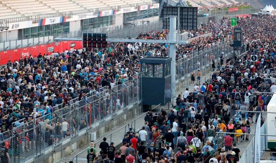 Uczestnicy imprezy upuszczają teren festiwali "Rock am Ring" /RONALD WITTEK /PAP/EPA