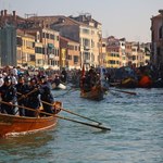 Uczestnicy karnawału w Wenecji mieli przy sobie prawdziwe szable