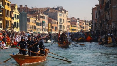 Uczestnicy karnawału w Wenecji mieli przy sobie prawdziwe szable