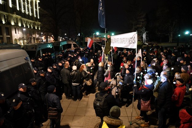 Uczestnicy kontrmanifestacji smoleńskiej w Warszawie /Radek Pietruszka /PAP