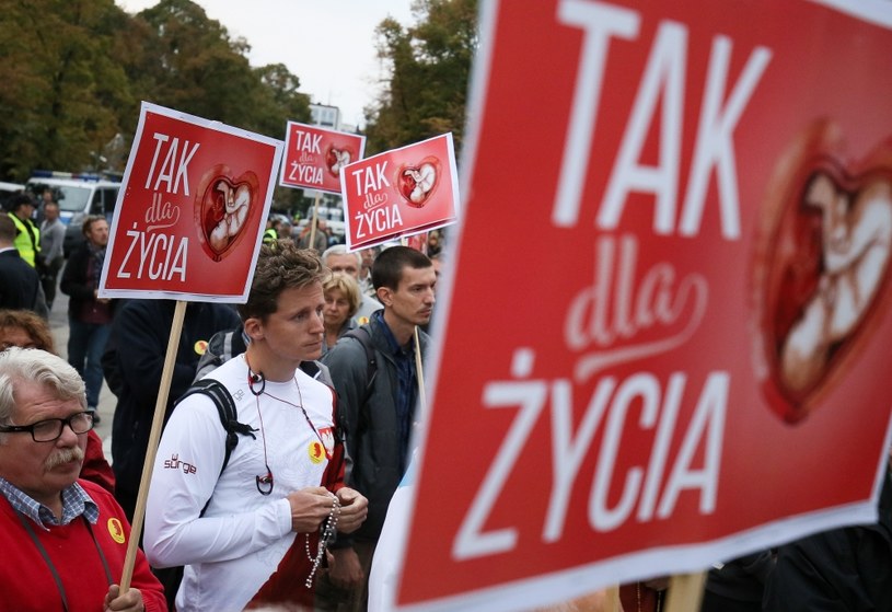 Uczestnicy Krucjaty Różańcowej za Ojczyznę uczestniczą w publicznym Różańcu Świętym w intencji zakazu aborcji, 22 bm. /Paweł Supernak /PAP