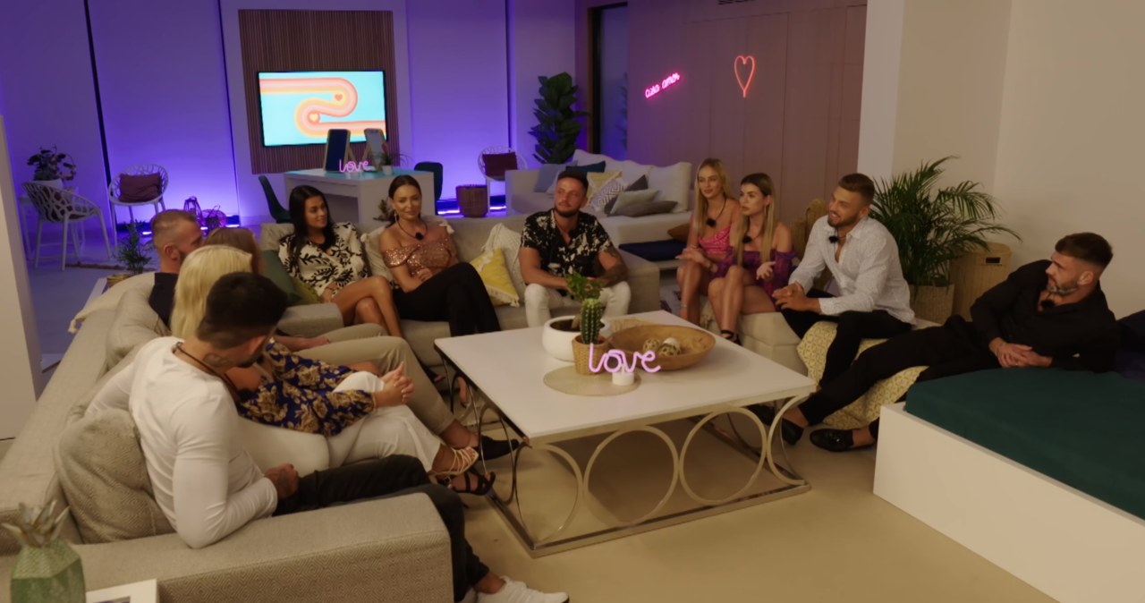 Uczestnicy "Love Island. Wyspa miłości" chętnie zmieniają pary. /Polsat