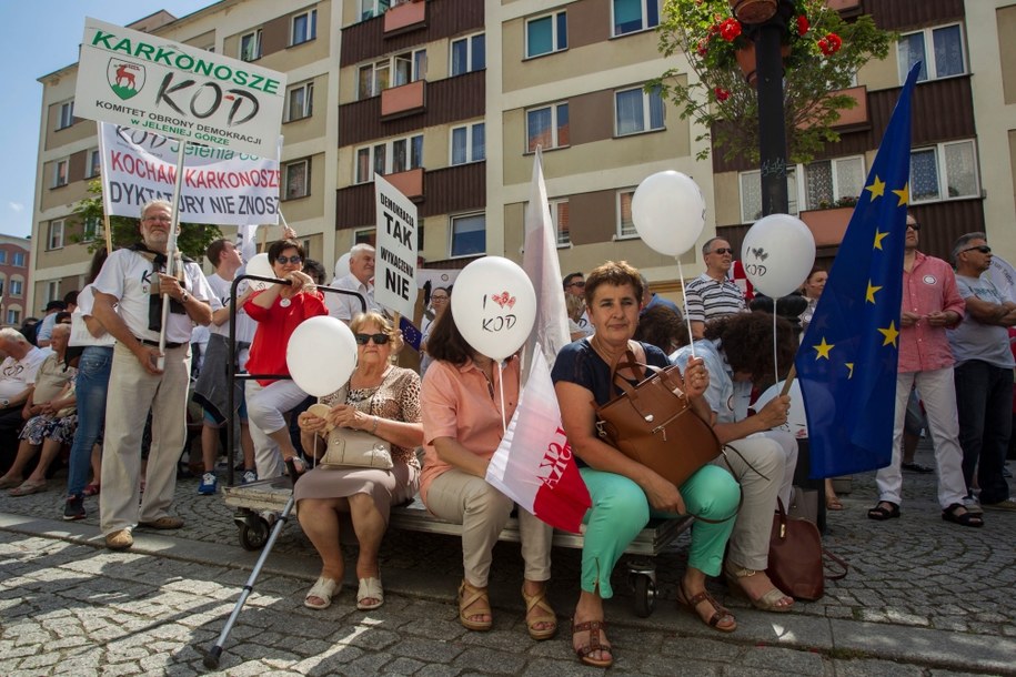 Uczestnicy manifestacji KOD-u w Legnicy /PAP/Aleksander Koźmiński /PAP