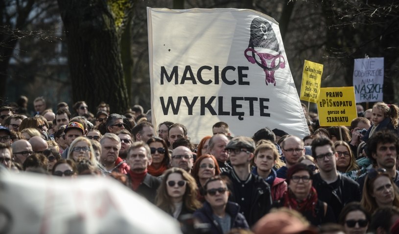 Uczestnicy manifestacji przeciwko ustawie antyaborcyjnej /Jakub Kamiński   /PAP