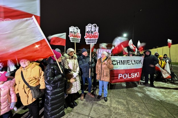 Uczestnicy manifestacji przed aresztem śledczym w Radomiu. /Piotr Polak /PAP