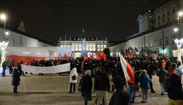 Uczestnicy manifestacji przed Pałacem Prezydenckim /Jacek Turczyk /PAP